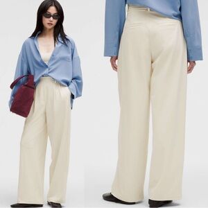 Lululemon Daydrift High-Rise Trouser Short
Light Ivory Woman’s Size Large